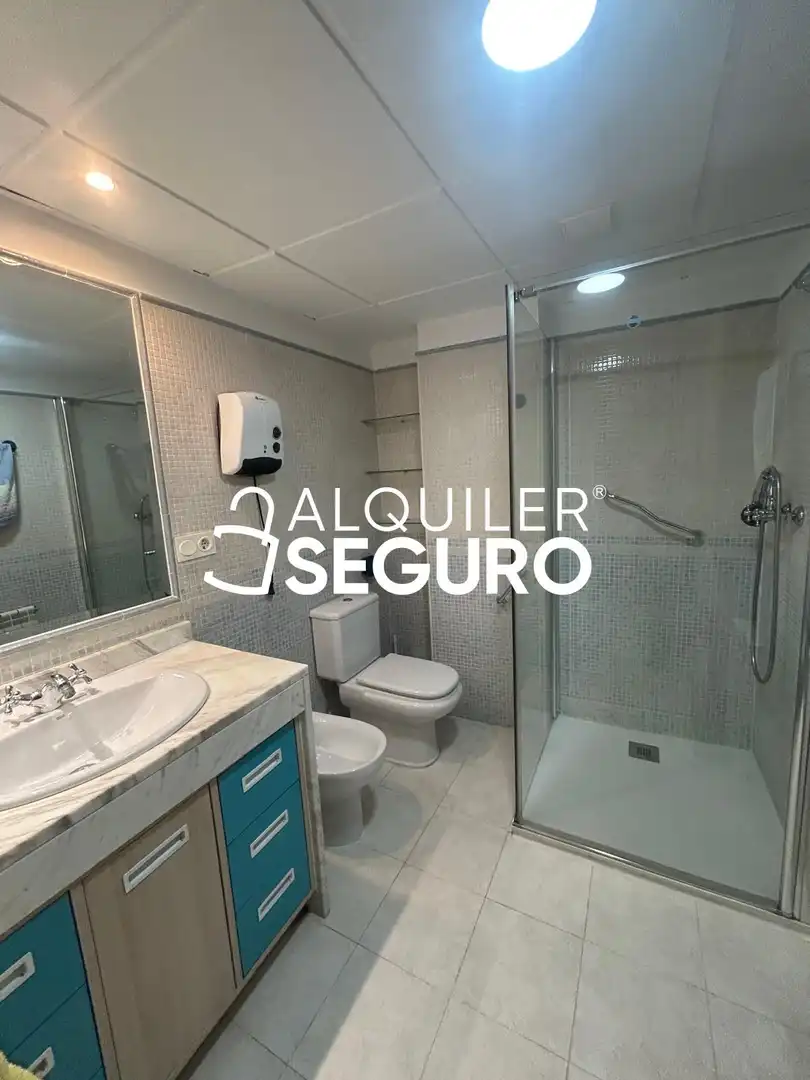Badezimmer von Wohnung zur Miete in La Zubia mit Klimaanlage, Heizung und Terrasse
