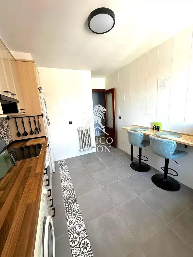 Cuina de Apartament en venda en León Capital  amb Calefacció, Terrassa i Traster