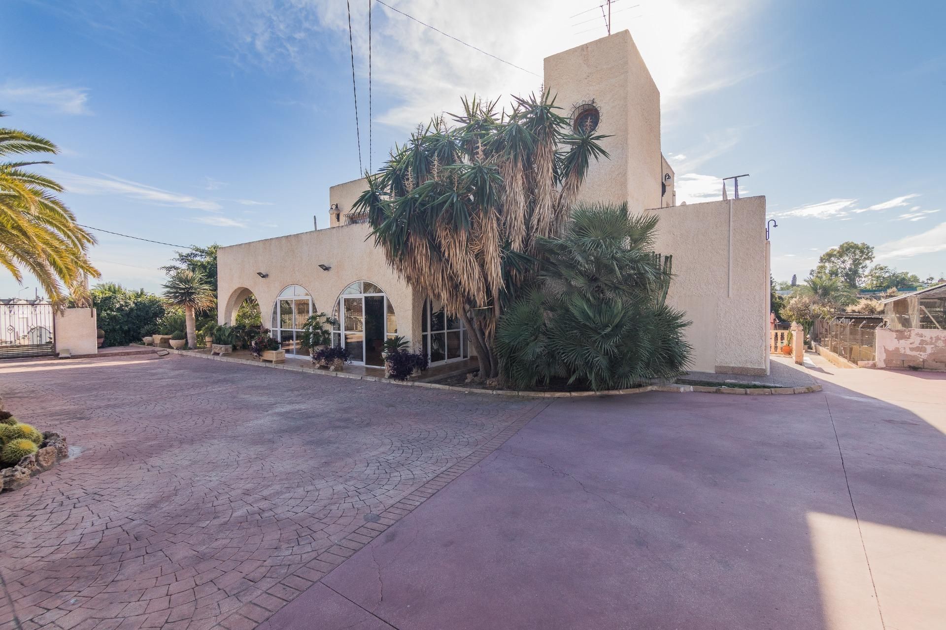 Vista exterior de Casa o xalet en venda en Elche / Elx amb Jardí privat, Terrassa i Traster