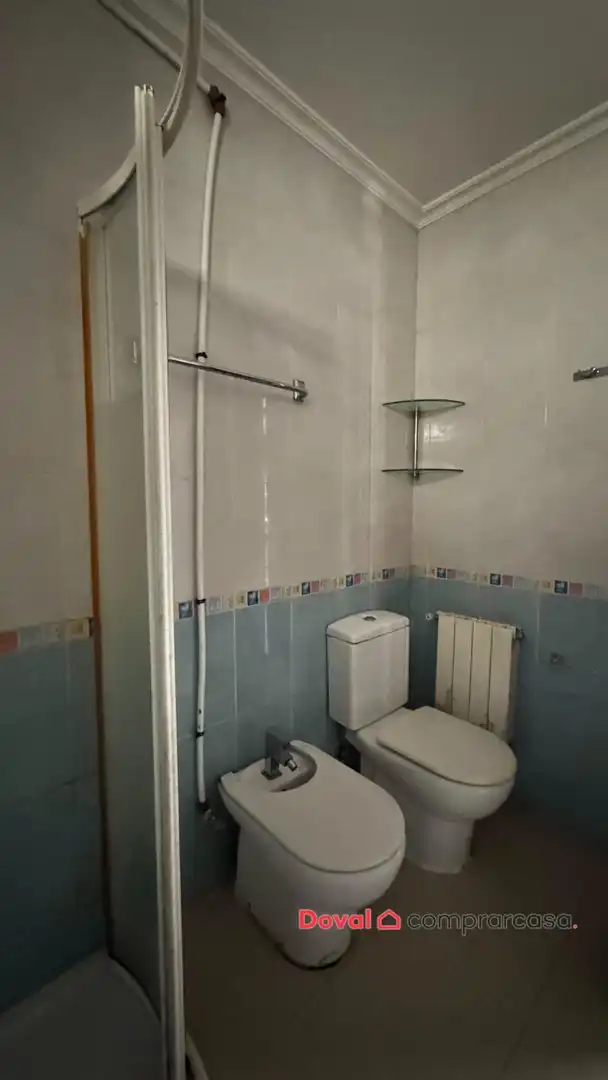 Bathroom of Houses for sale in Vigo   with Heating, Private garden and Parquet flooring