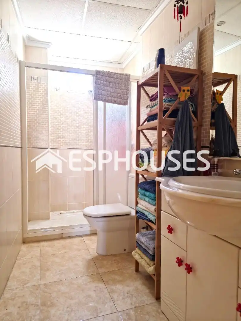 Baño de Apartamento en venta en Guardamar del Segura con Aire acondicionado, Amueblado y Balcón