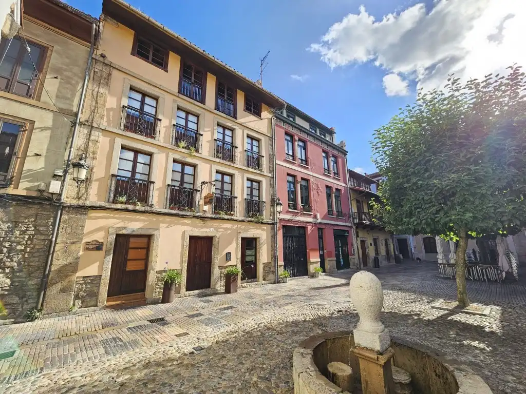 Vista exterior de Edifici en venda en Avilés
