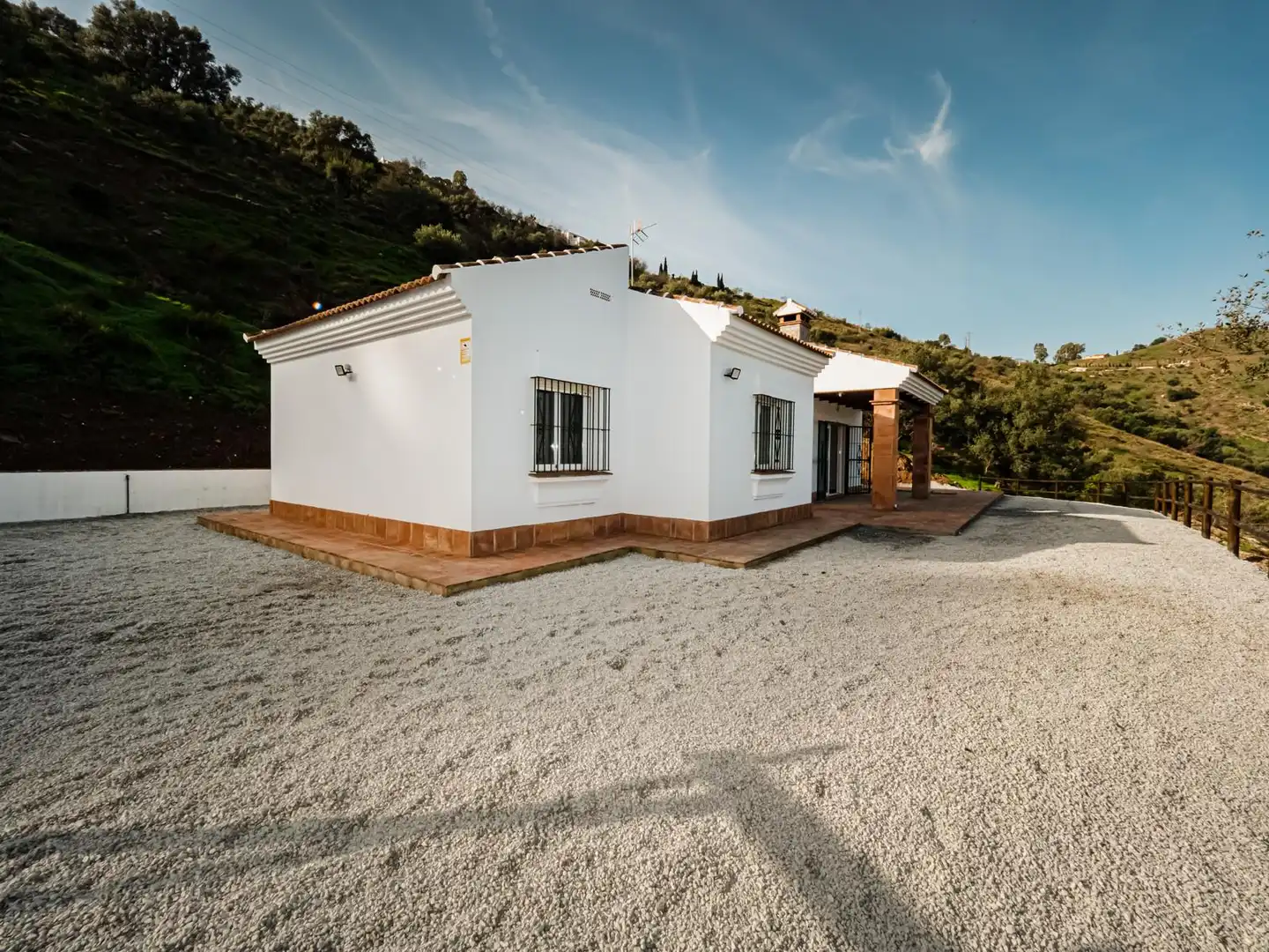Vista exterior de Finca rústica en venta en Viñuela con Terraza, Piscina y Alarma