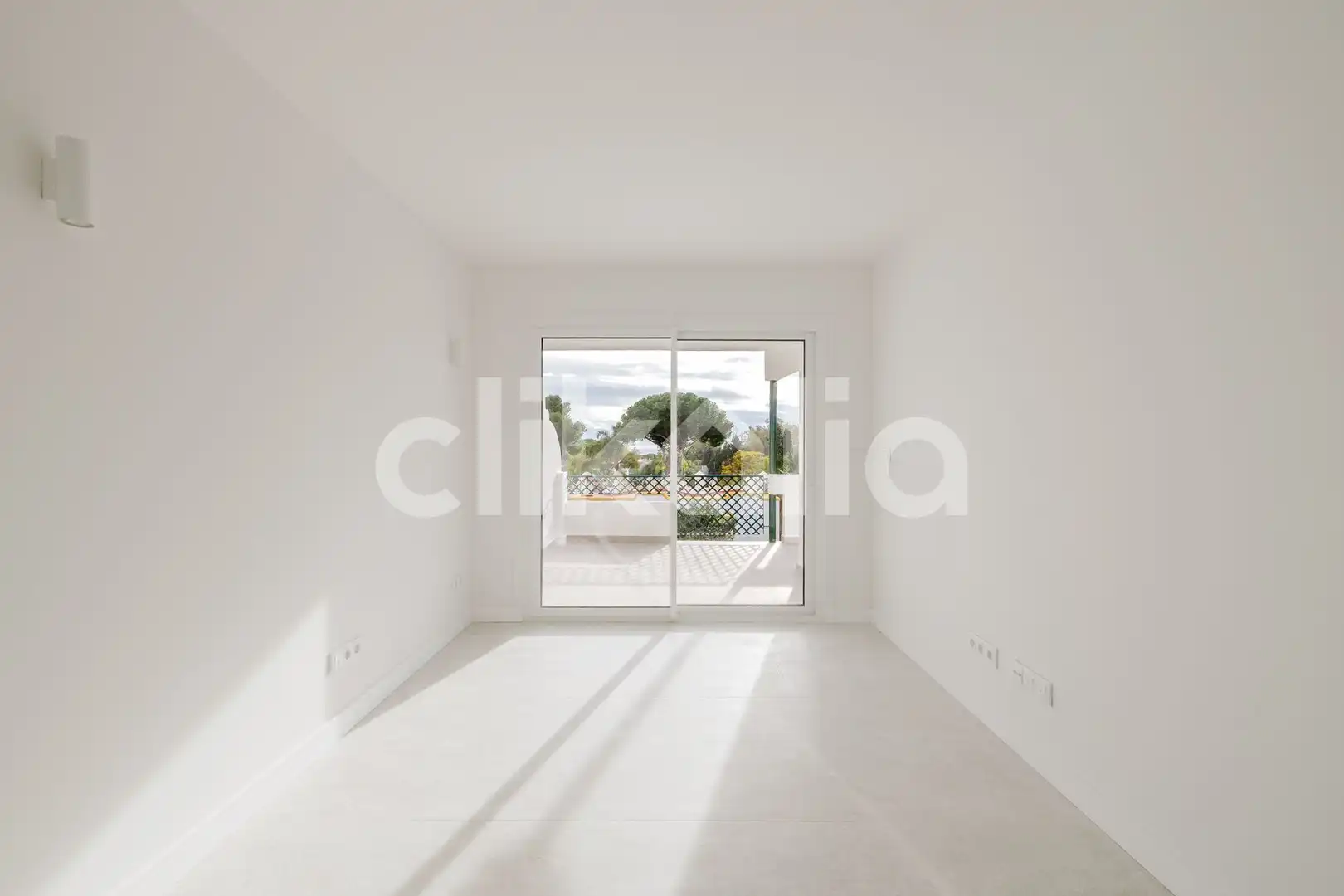 Wohnzimmer von Wohnung zum Verkauf in Marbella mit Klimaanlage, Privatgarten und Terrasse