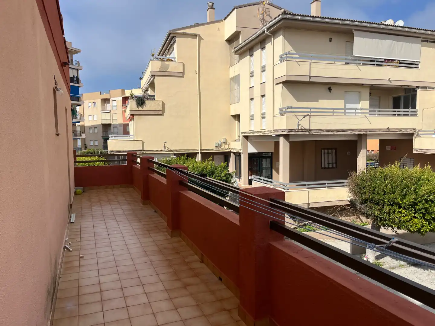 Vista exterior de Piso en venta en Salobreña con Terraza, Trastero y Piscina comunitaria