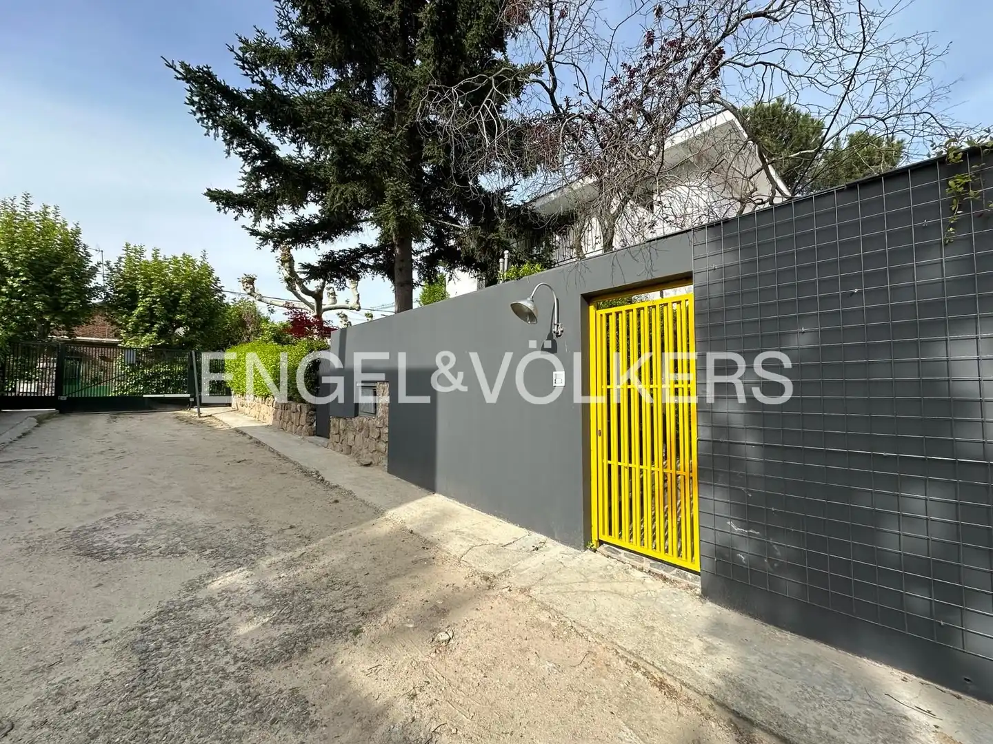 Vista exterior de Casa o chalet en venta en Madrid con Aire acondicionado, Calefacción y Jardín privado