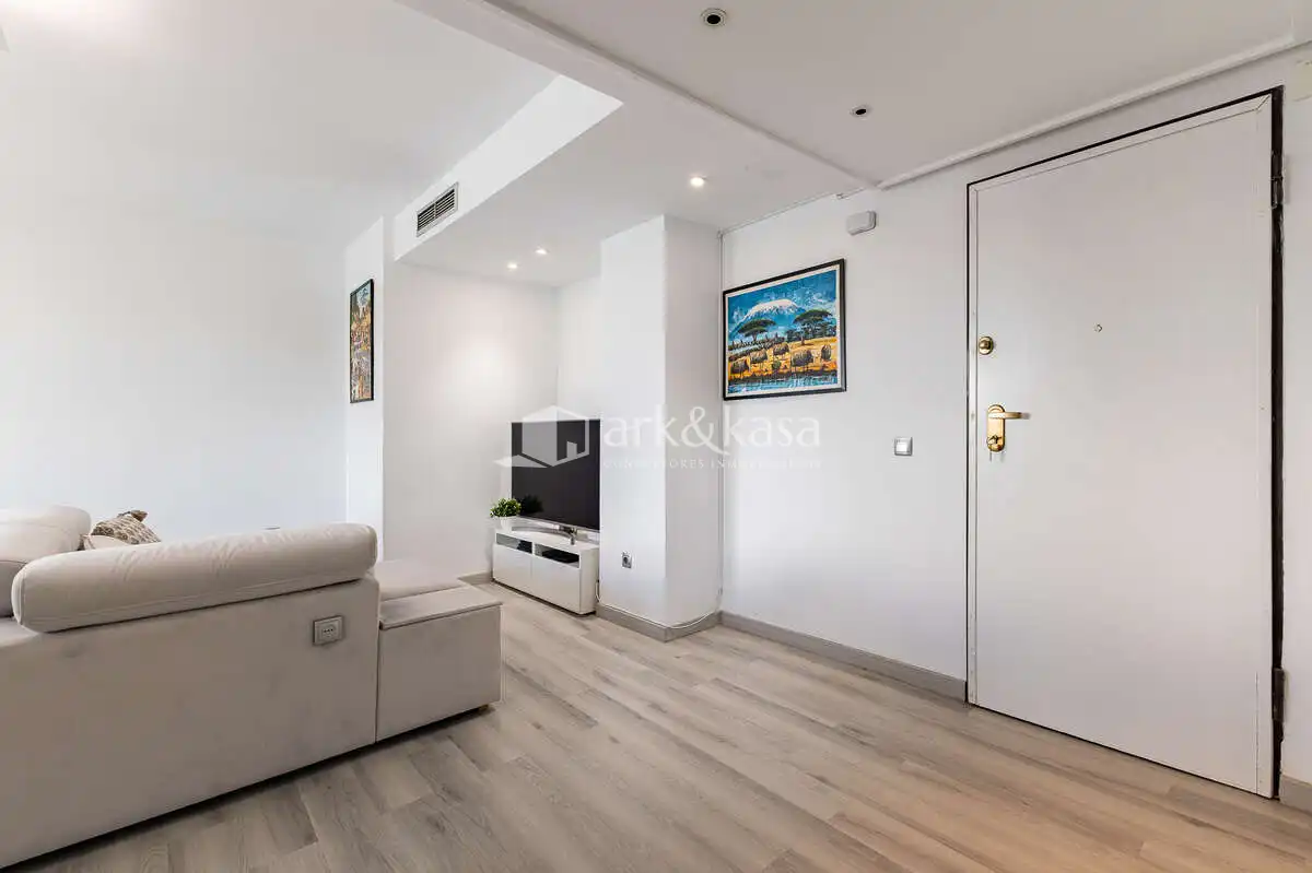 Wohnzimmer von Wohnung zum Verkauf in Valencia mit Klimaanlage, Abstellraum und Ofen