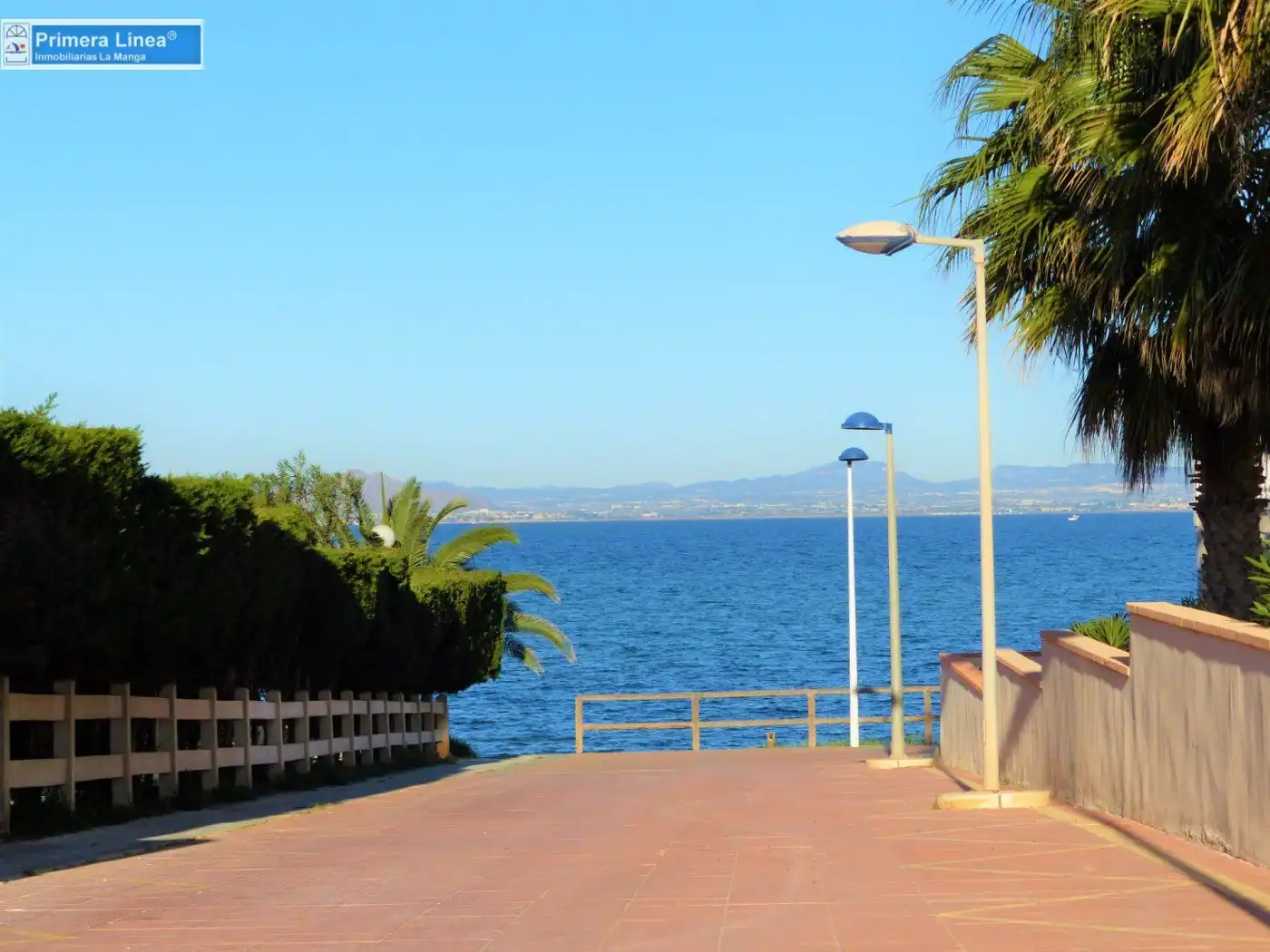 Vista exterior de Casa adosada en venta en La Manga del Mar Menor con Aire acondicionado, Terraza y Amueblado