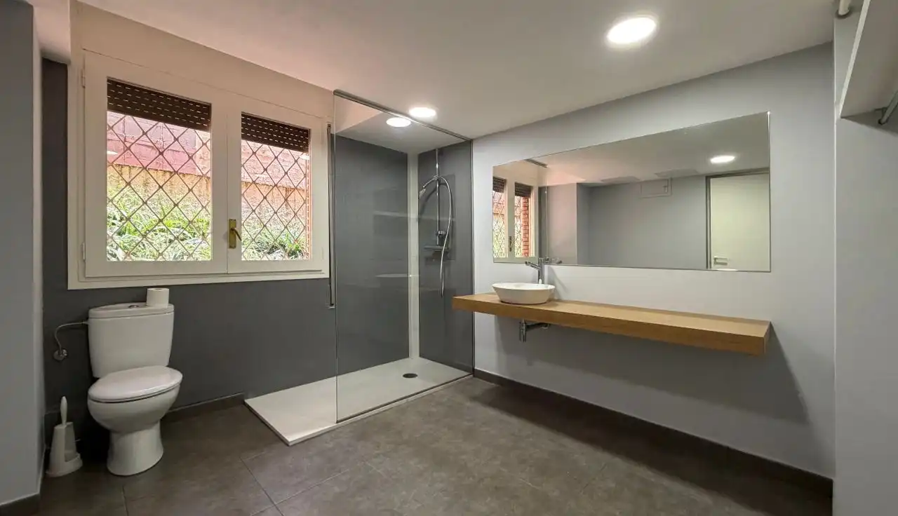 Baño de Oficina de alquiler en Barcelona con Aire acondicionado y Calefacción