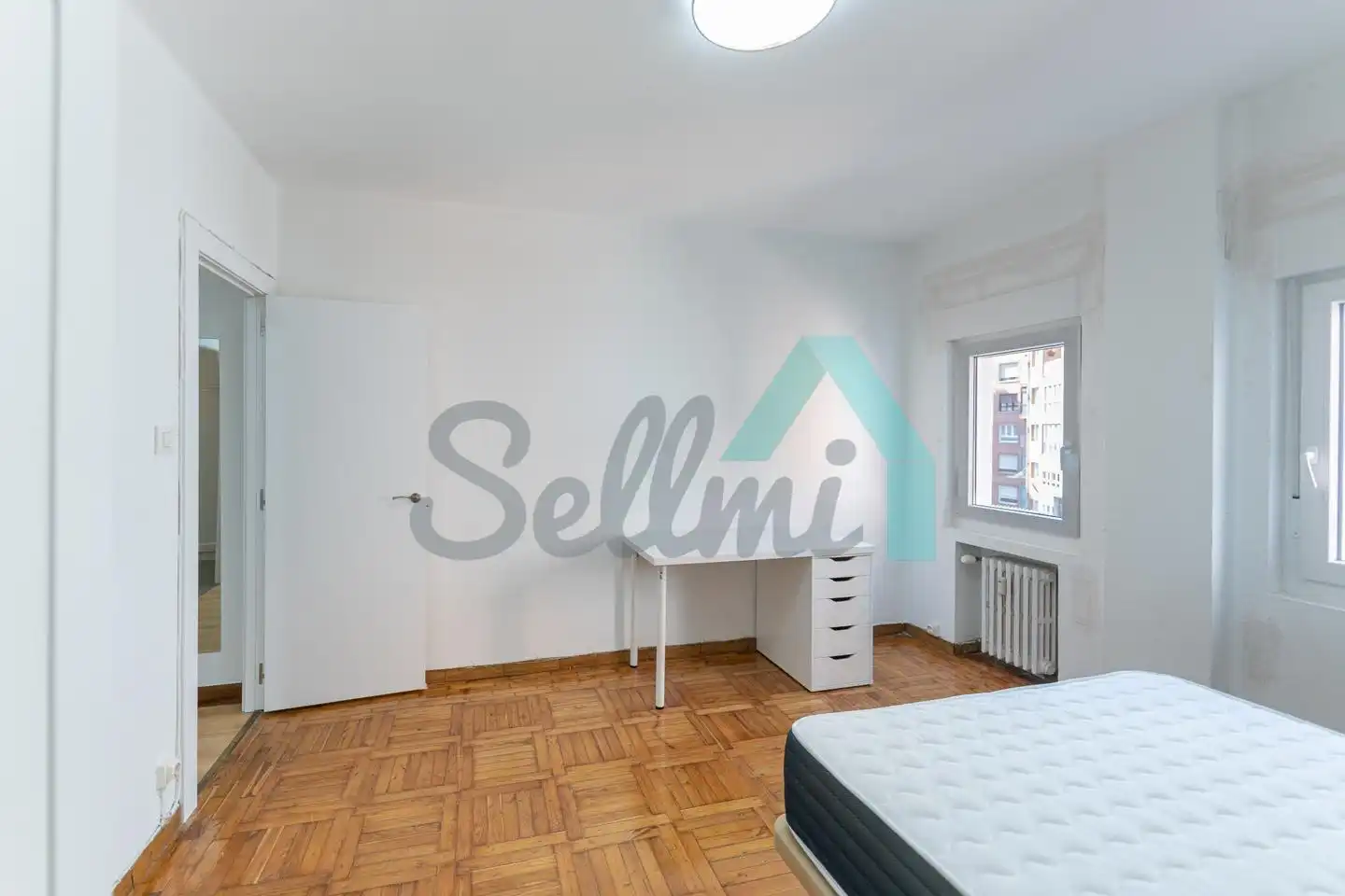 Bedroom of Flat for rent in Oviedo   with Heating, Parquet flooring and Furnished
