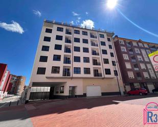 Vista exterior de Apartament en venda en León Capital  amb Calefacció, Terrassa i Traster