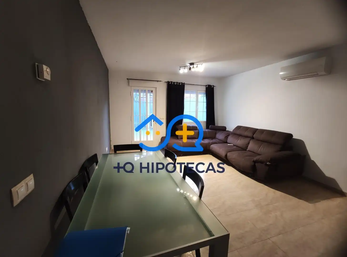 Sala d'estar de Casa adosada en venda en Yeles amb Aire condicionat i Terrassa