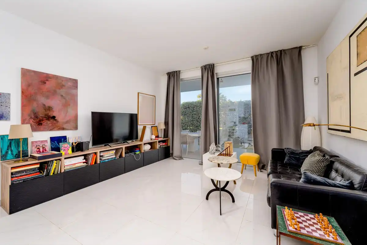 Sala d'estar de Pis en venda en Estepona amb Jardí privat, Terrassa i Piscina