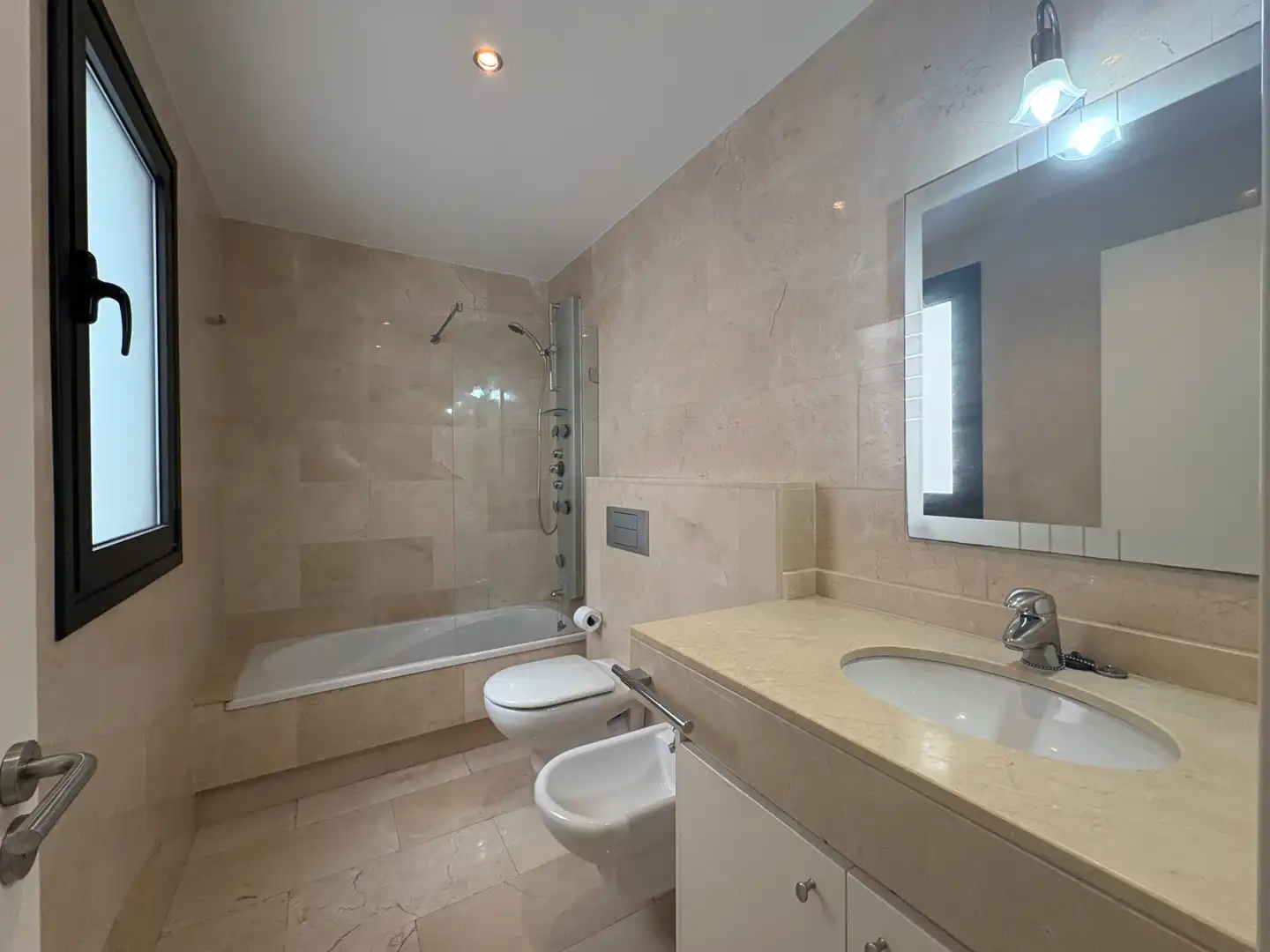 Badezimmer von Wohnung zur Miete in Centro
