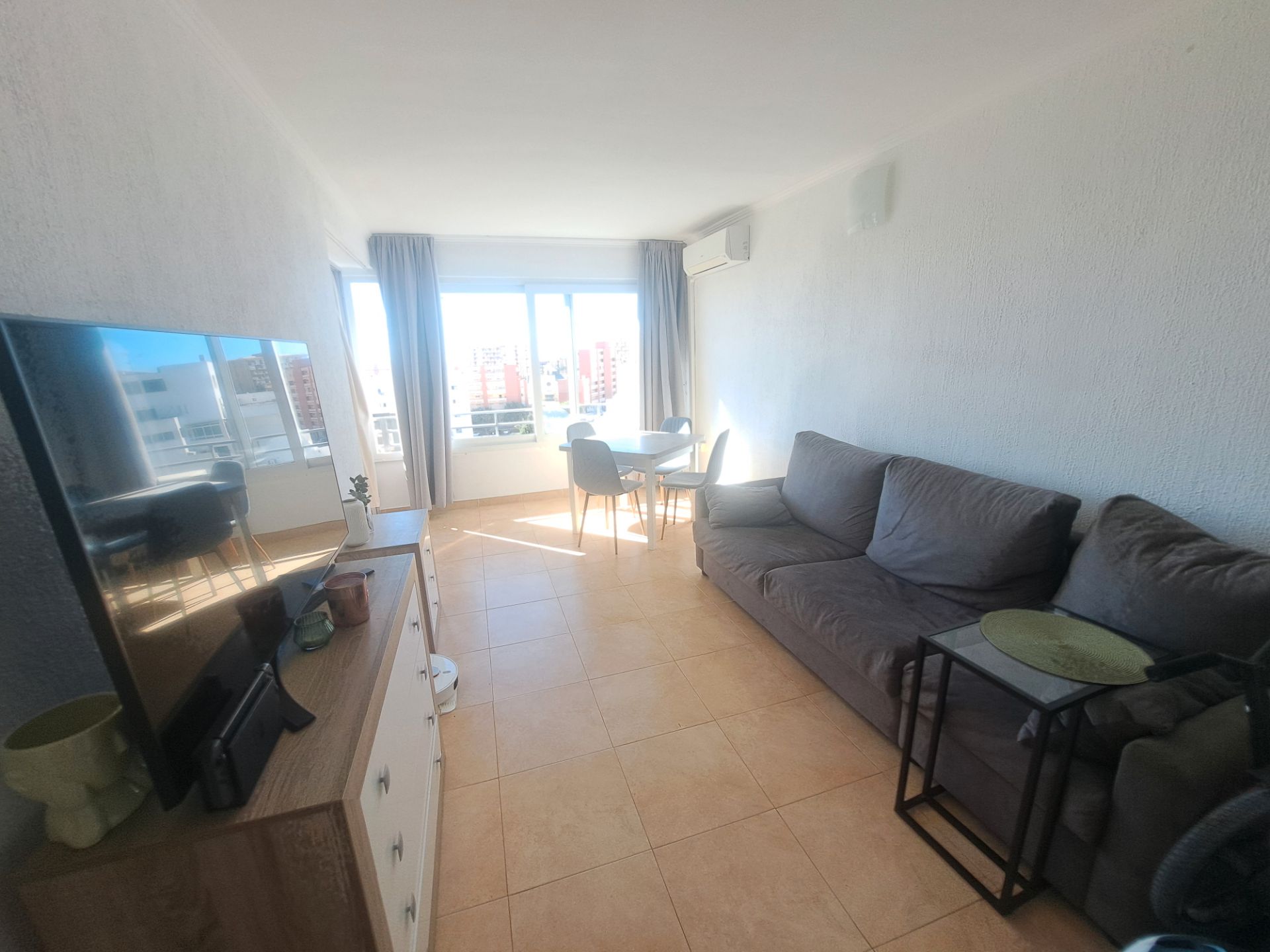 Sala d'estar de Apartament en venda en Benalmádena amb Aire condicionat, Terrassa i Moblat