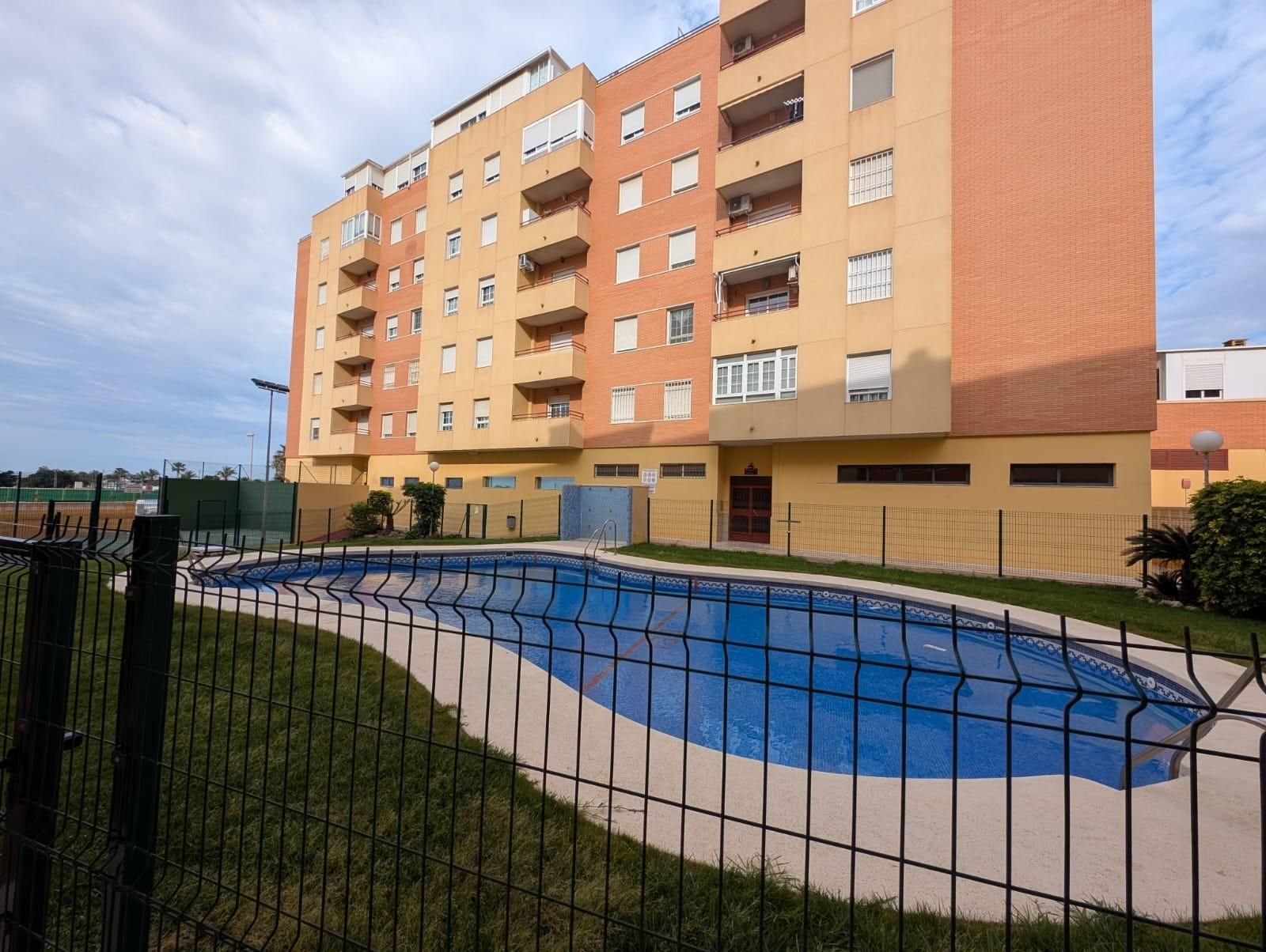 Piscina de Pis en venda en Roquetas de Mar amb Jardí privat, Terrassa i Balcó