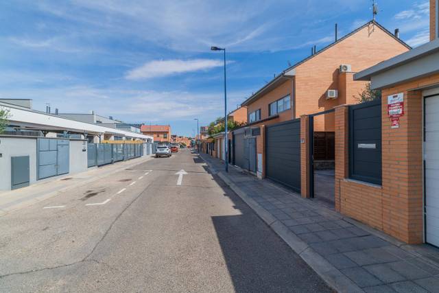 Casa-chalet en Venta en José Hierro en Los Hueros