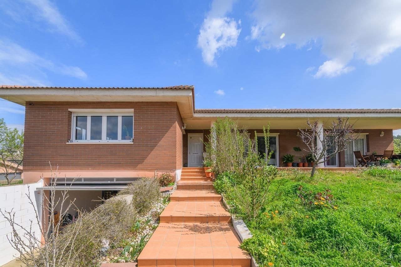 Exterior view of House or chalet for sale in Castellbell i el Vilar  with Heating, Private garden and Terrace