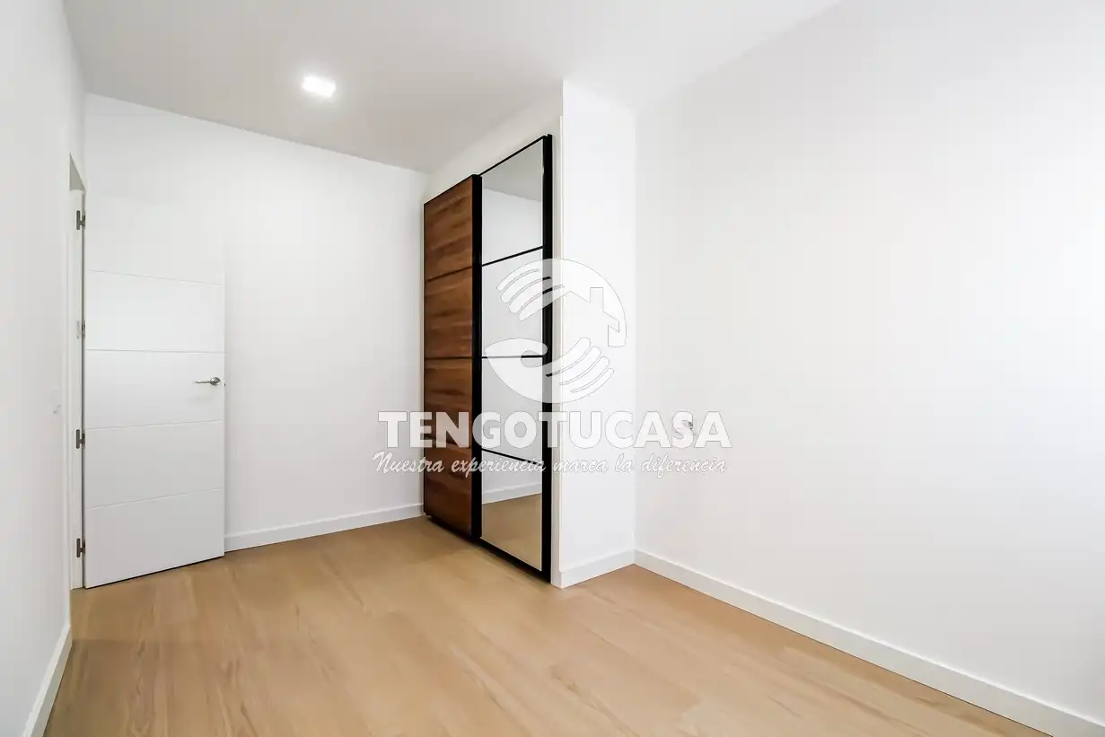 Bedroom of Flat for sale in Madrid  with Air Conditioner, Heating and Furnished