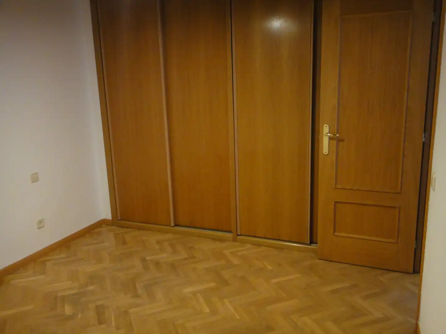 Schlafzimmer von Dachboden zur Miete in Madrid mit Heizung, Terrasse und Abstellraum