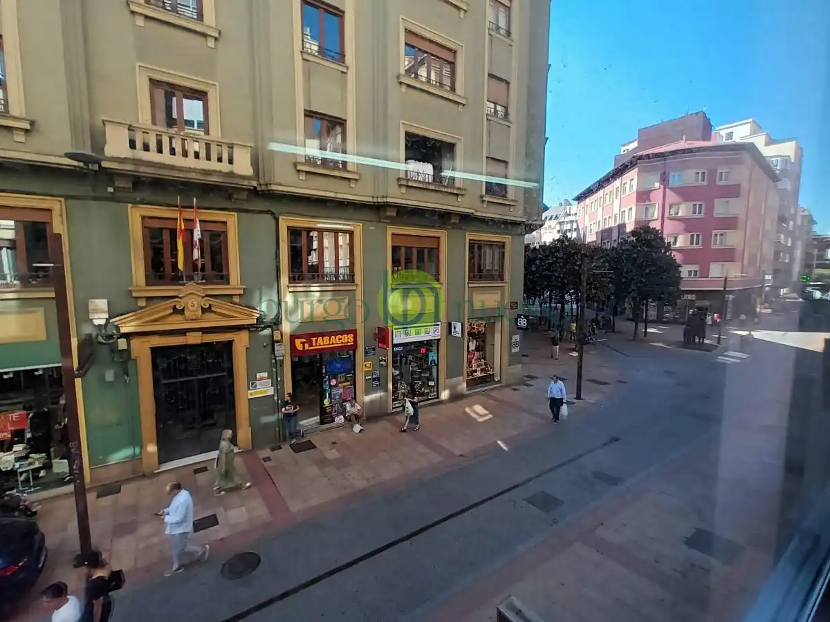 Außenansicht von Büro zur Miete in León Capital  mit Heizung und Möbliert