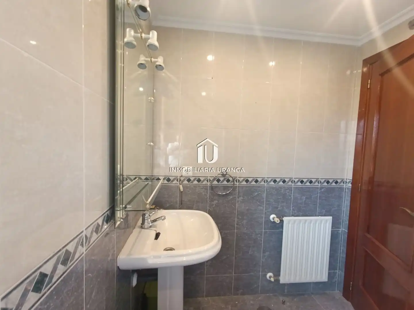 Baño de Piso en venta en Castro-Urdiales con Calefacción, Terraza y Piscina comunitaria