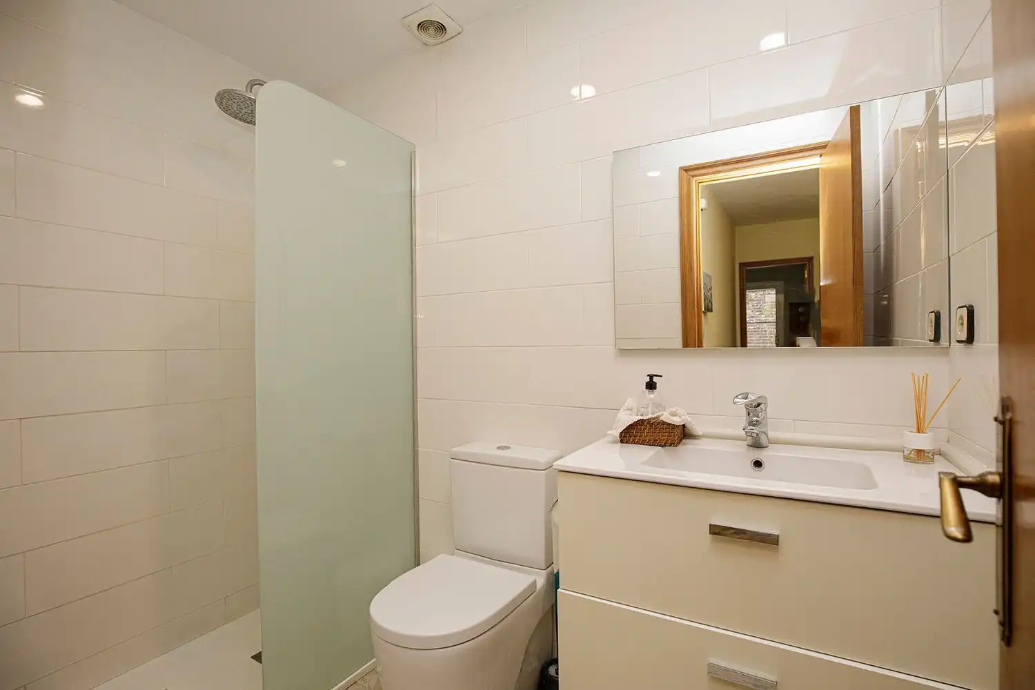 Bathroom of Flat for rent in Girona