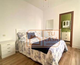 Dormitori de Apartament de lloguer en Cáceres Capital amb Calefacció, Parquet i Moblat