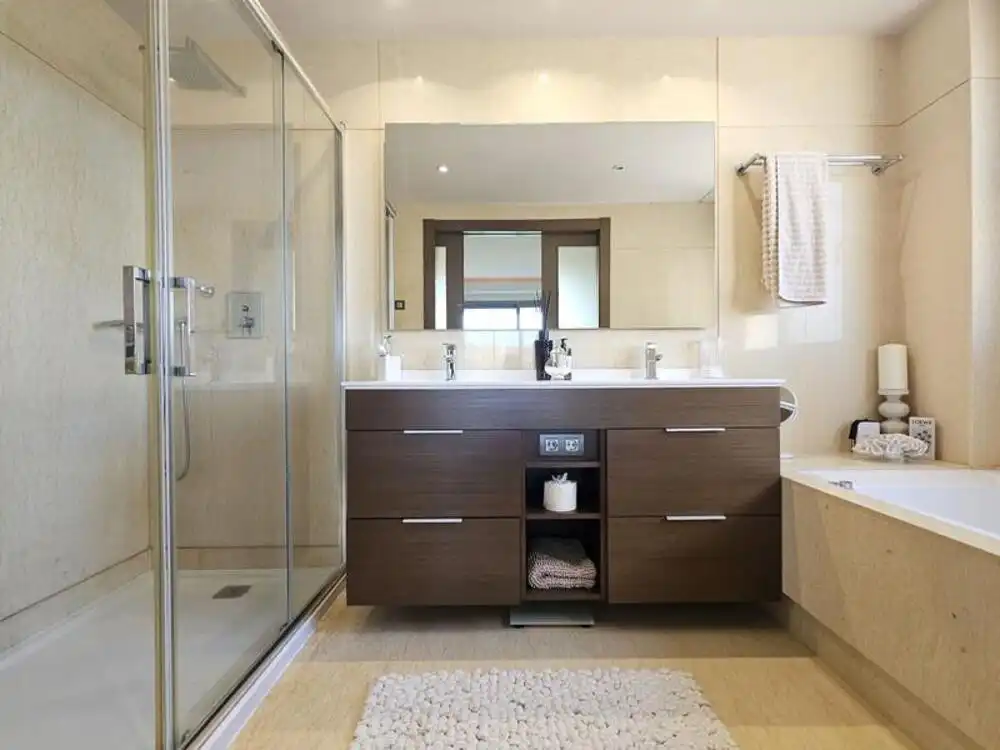 Badezimmer von Wohnungen zur Miete in Benahavís mit Klimaanlage, Terrasse und Schwimmbad