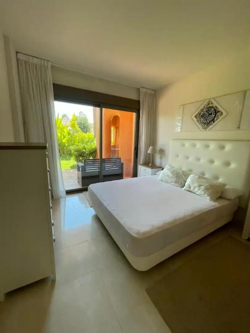 Schlafzimmer von Erdgeschoss zur Miete in Estepona mit Klimaanlage, Terrasse und Schwimmbad