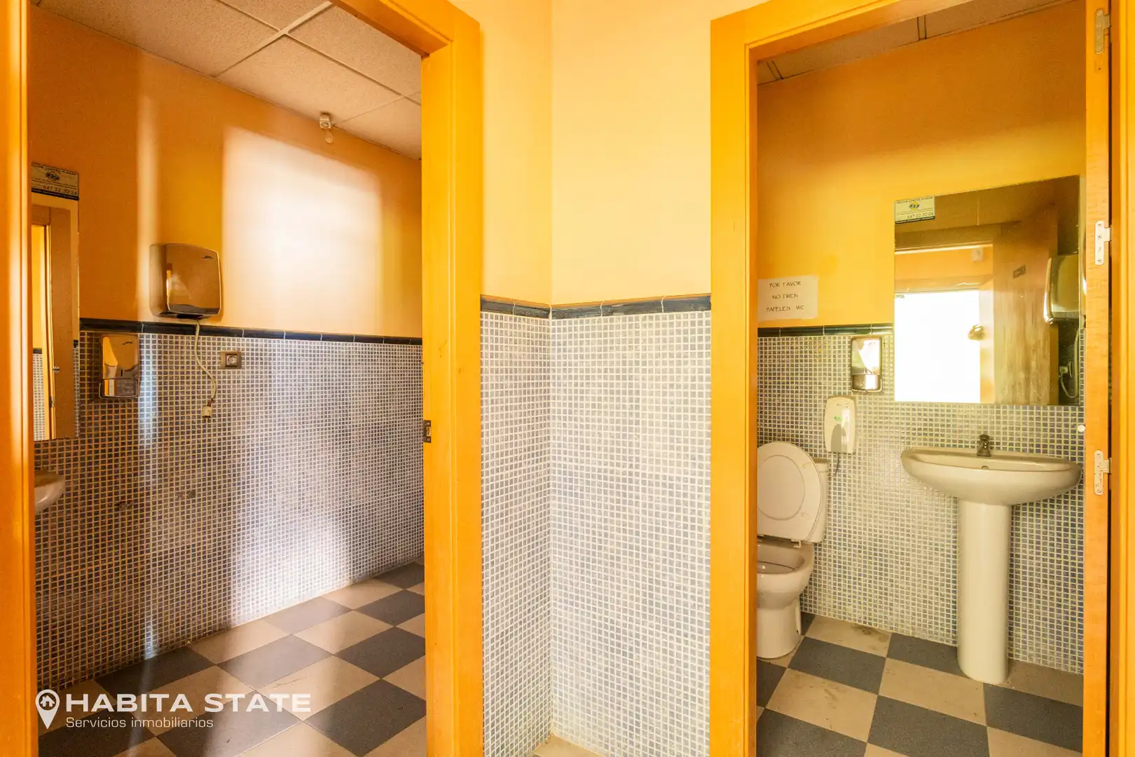 Baño de Local en venta en Almería