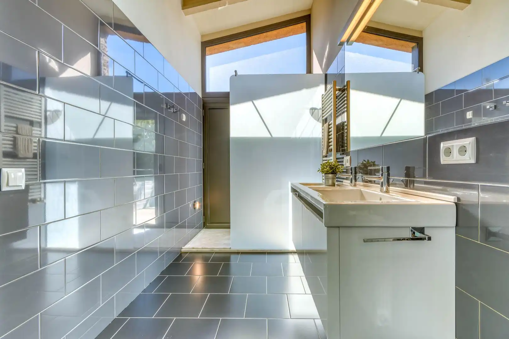 Baño de Finca rústica en venta en Boadella i les Escaules con Calefacción, Jardín privado y Terraza