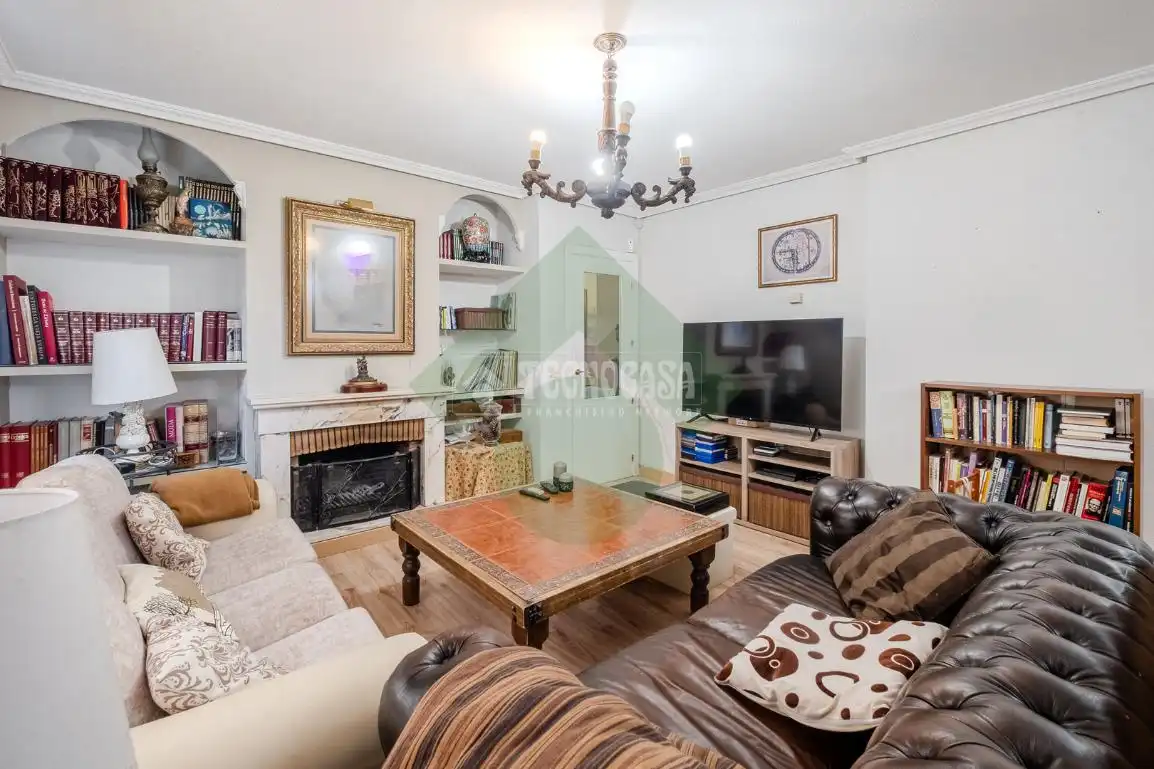Sala de estar de Casa adosada en venta en Serranillos del Valle con Calefacción y Jardín privado