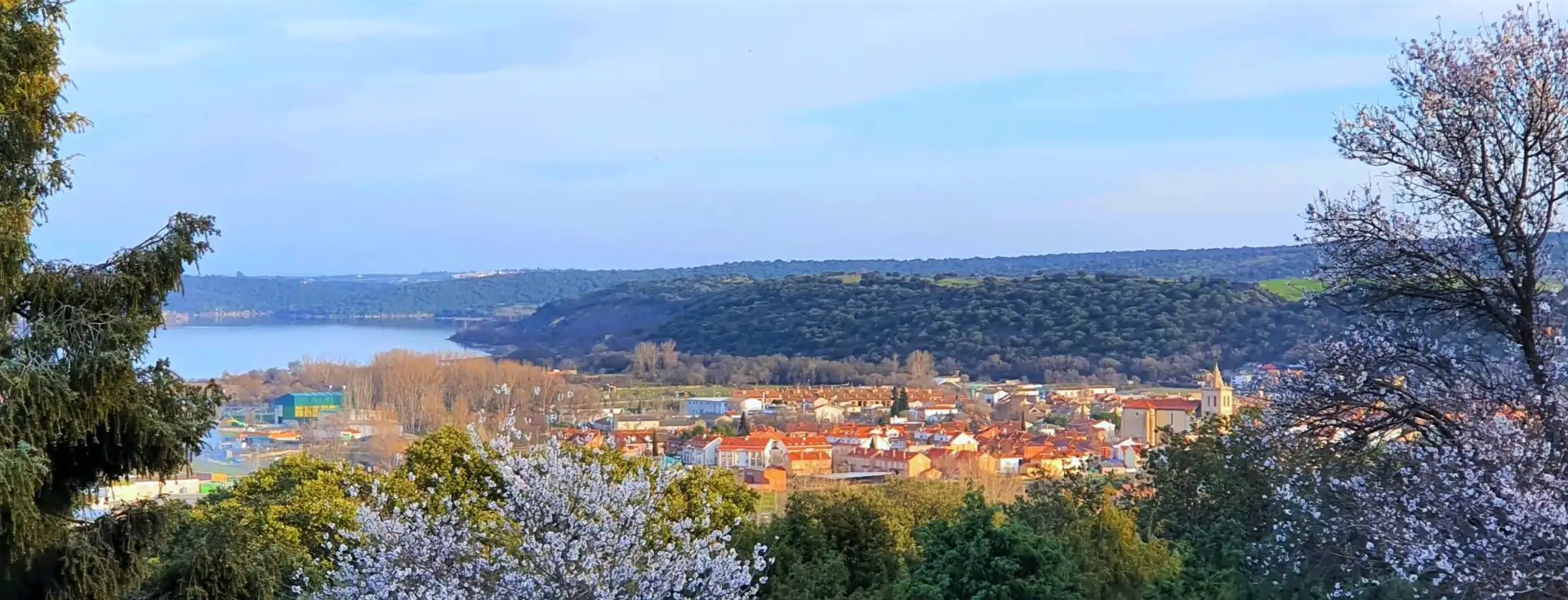 Vista exterior de Casa o xalet en venda en Guadalix de la Sierra amb Aire condicionat, Calefacció i Jardí privat