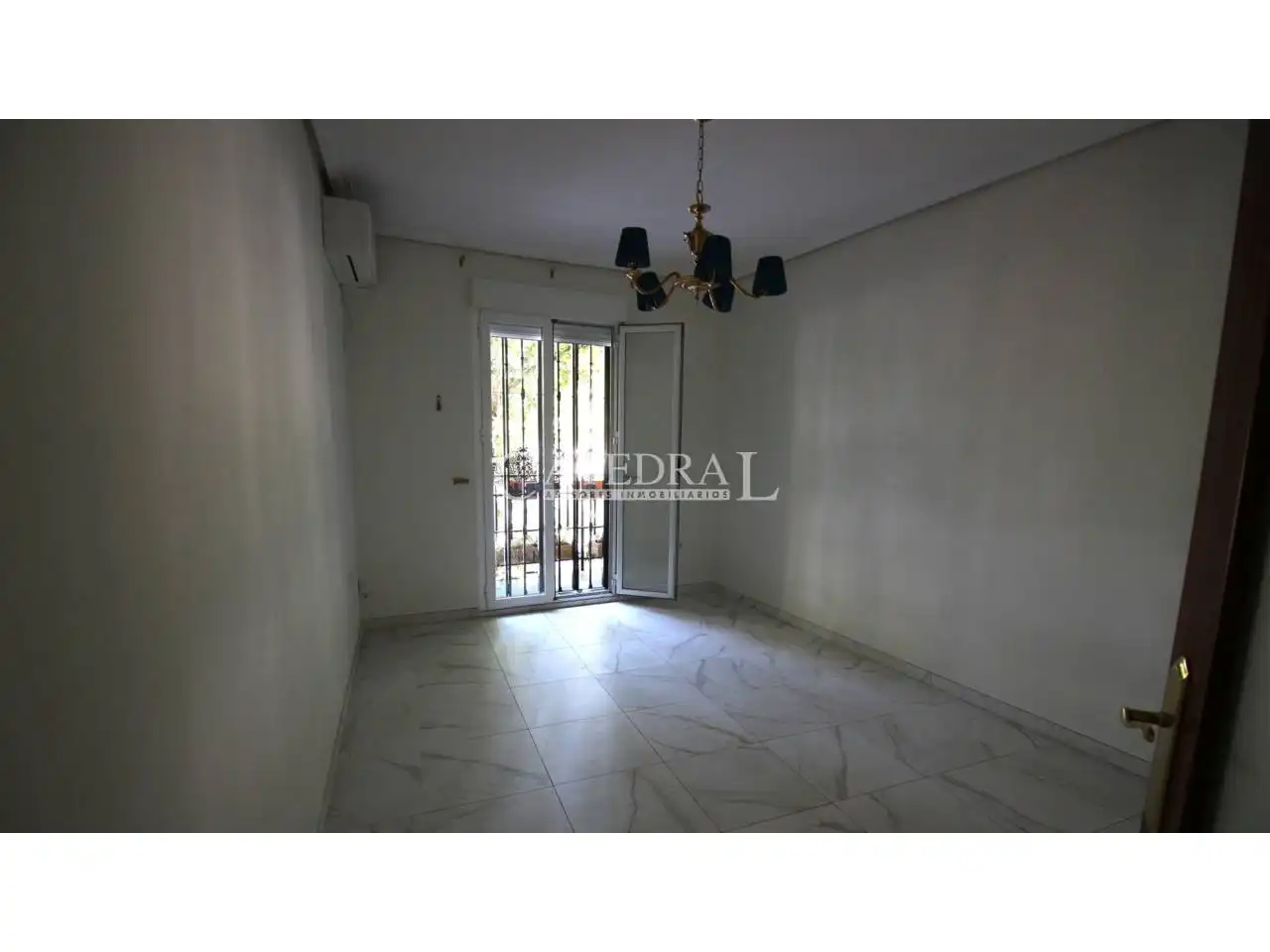 Bedroom of Flat for rent in Sevilla  with Air Conditioner and Balcony