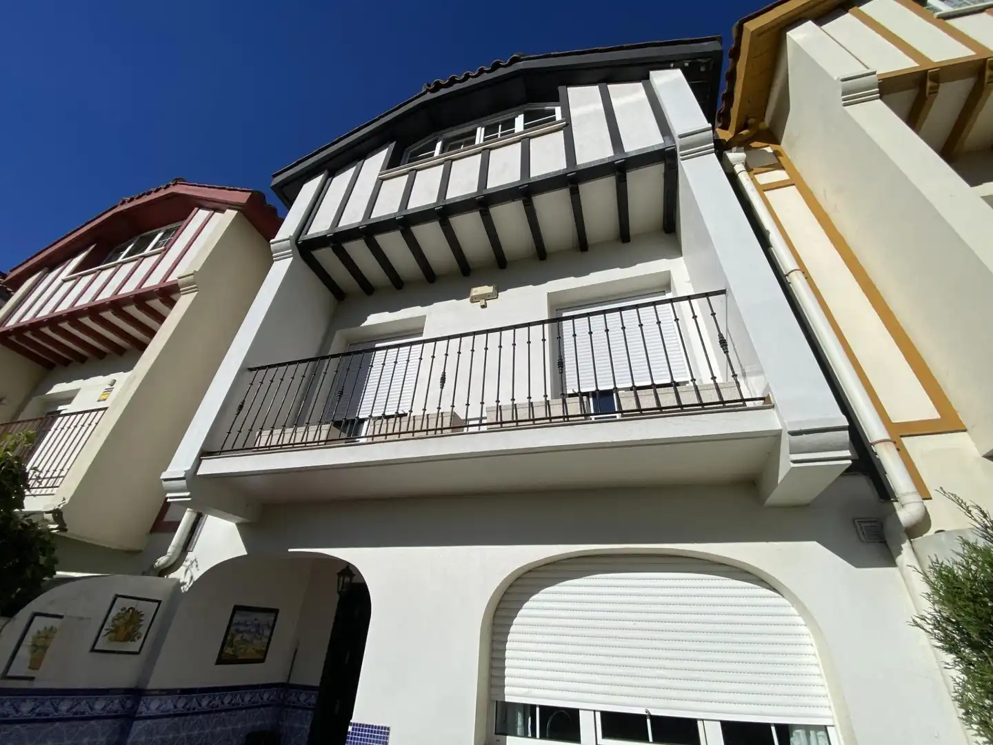 Außenansicht von Einfamilien-Reihenhaus zum Verkauf in Loiu mit Heizung, Privatgarten und Terrasse