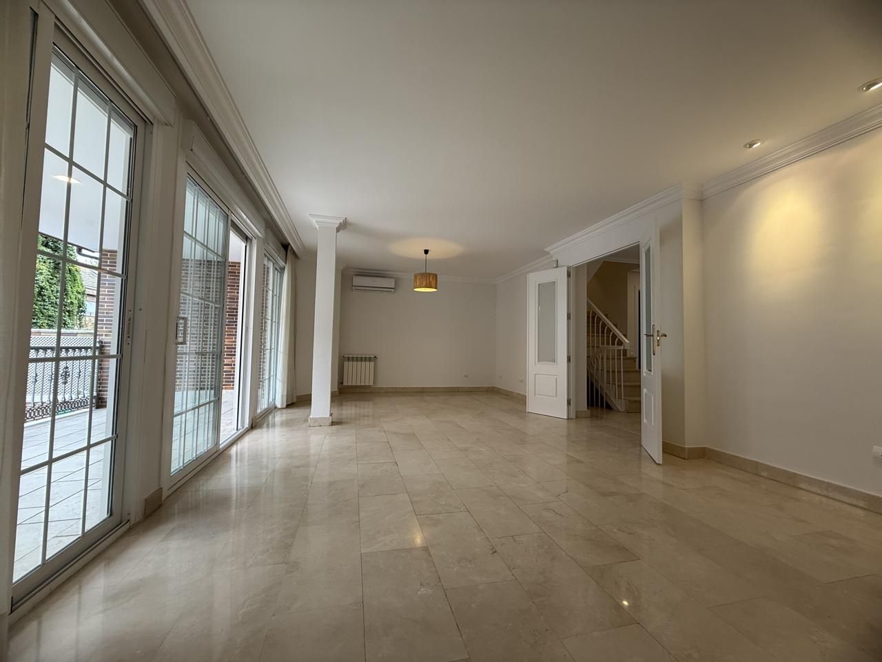 Sala de estar de Casa adosada de alquiler en Boadilla del Monte con Aire acondicionado, Calefacción y Terraza