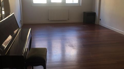 Piso moderno en las arenas cerca puente colgante . Garsje 