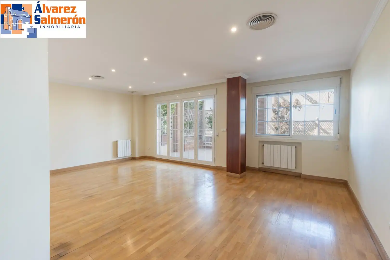 Sala d'estar de Casa adosada en venda en Granada amb Aire condicionat, Calefacció i Terrassa