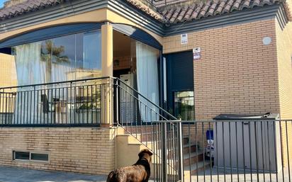 Vista exterior de Casa o xalet en venda en L'Eliana amb Aire condicionat, Terrassa i Piscina