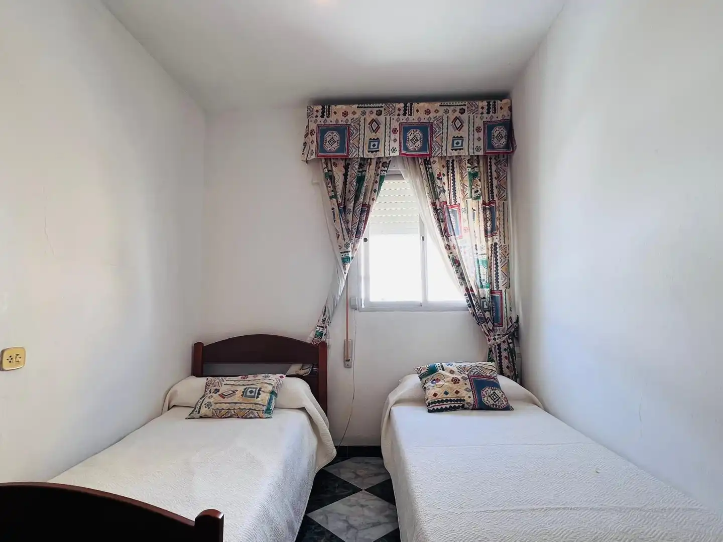 Schlafzimmer von Einfamilien-Reihenhaus zum Verkauf in Los Barrios