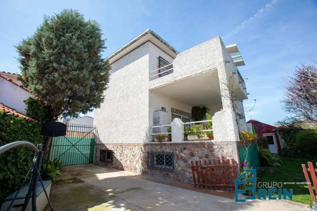 Vista exterior de Casa o xalet en venda en Añover de Tajo amb Aire condicionat, Calefacció i Jardí privat