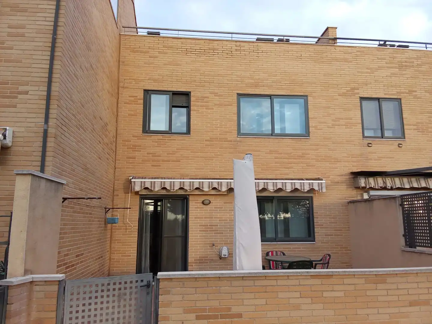Außenansicht von Einfamilien-Reihenhaus zur Miete in Utebo mit Terrasse, Schwimmbad und Möbliert
