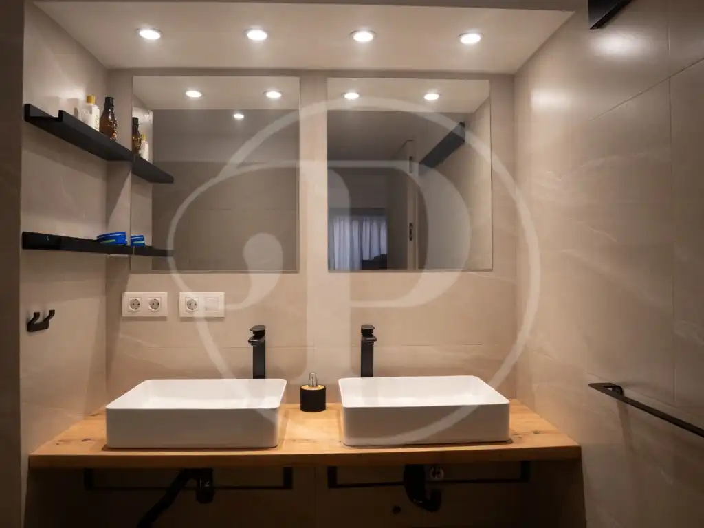 Bathroom of Study for sale in Valencia  with Air Conditioner