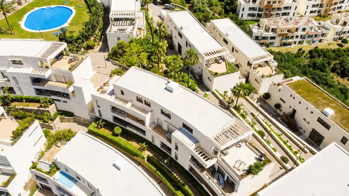 Vista exterior de Ático en venta en Marbella con Aire acondicionado, Trastero y Alarma