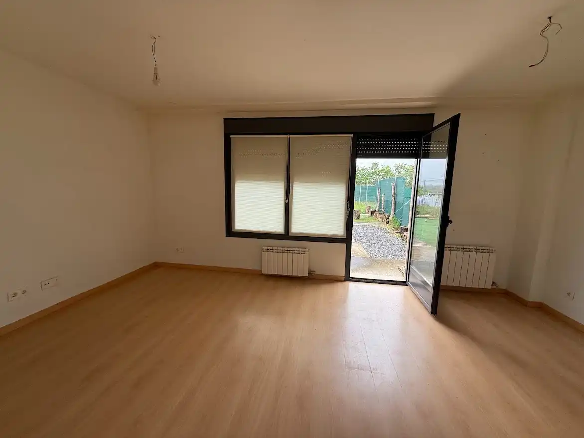 Sala d'estar de Casa adosada en venda en Garrafe de Torío amb Calefacció, Jardí privat i Parquet