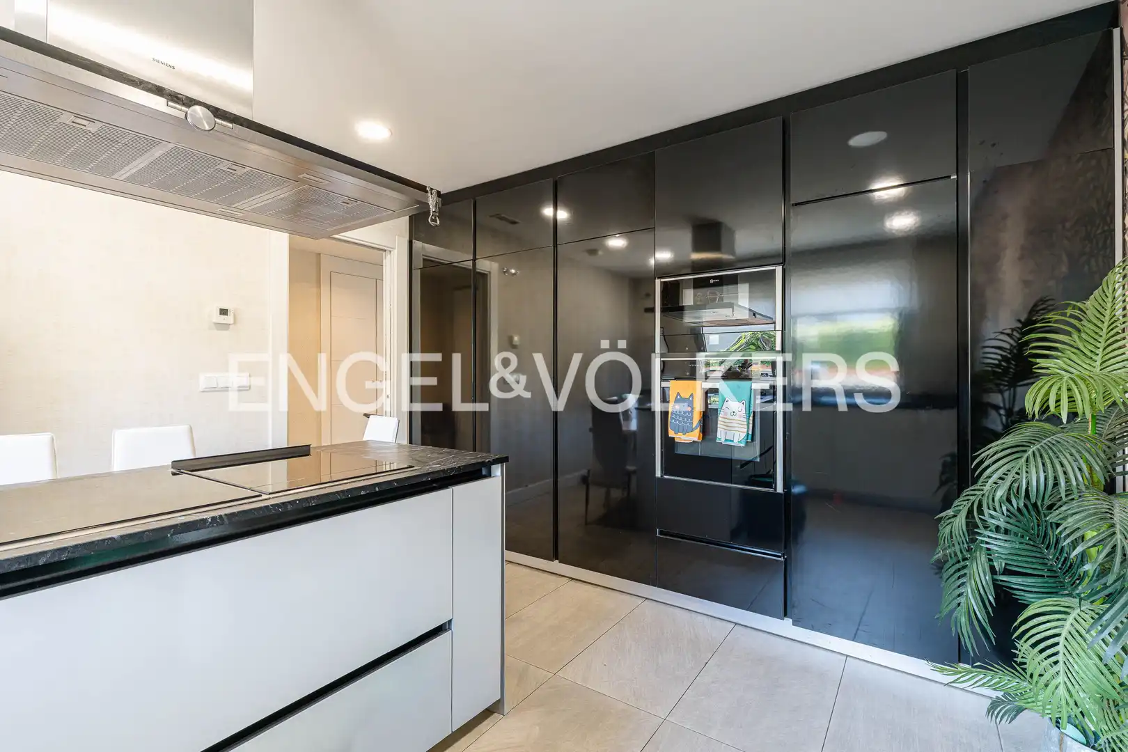 Cocina de Casa adosada en venta en Pozuelo de Alarcón con Aire acondicionado, Calefacción y Jardín privado