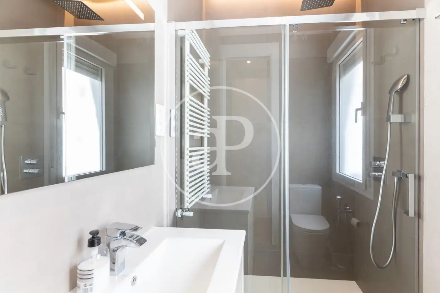 Badezimmer von Dachboden zur Miete in Madrid mit Klimaanlage, Heizung und Terrasse