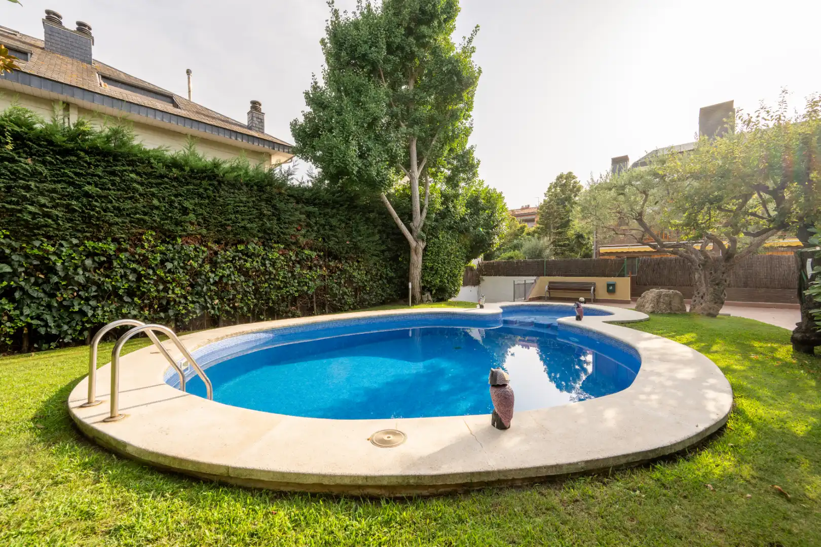 Piscina de Casa adosada en venda en Sant Cugat del Vallès amb Calefacció, Jardí privat i Parquet