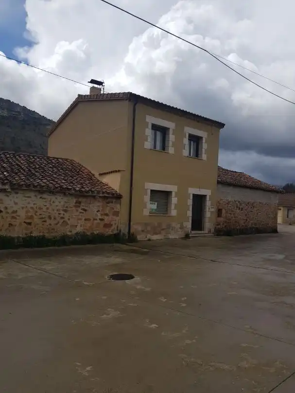 Vista exterior de Casa o chalet en venta en Cascajares de la Sierra con Calefacción y Amueblado